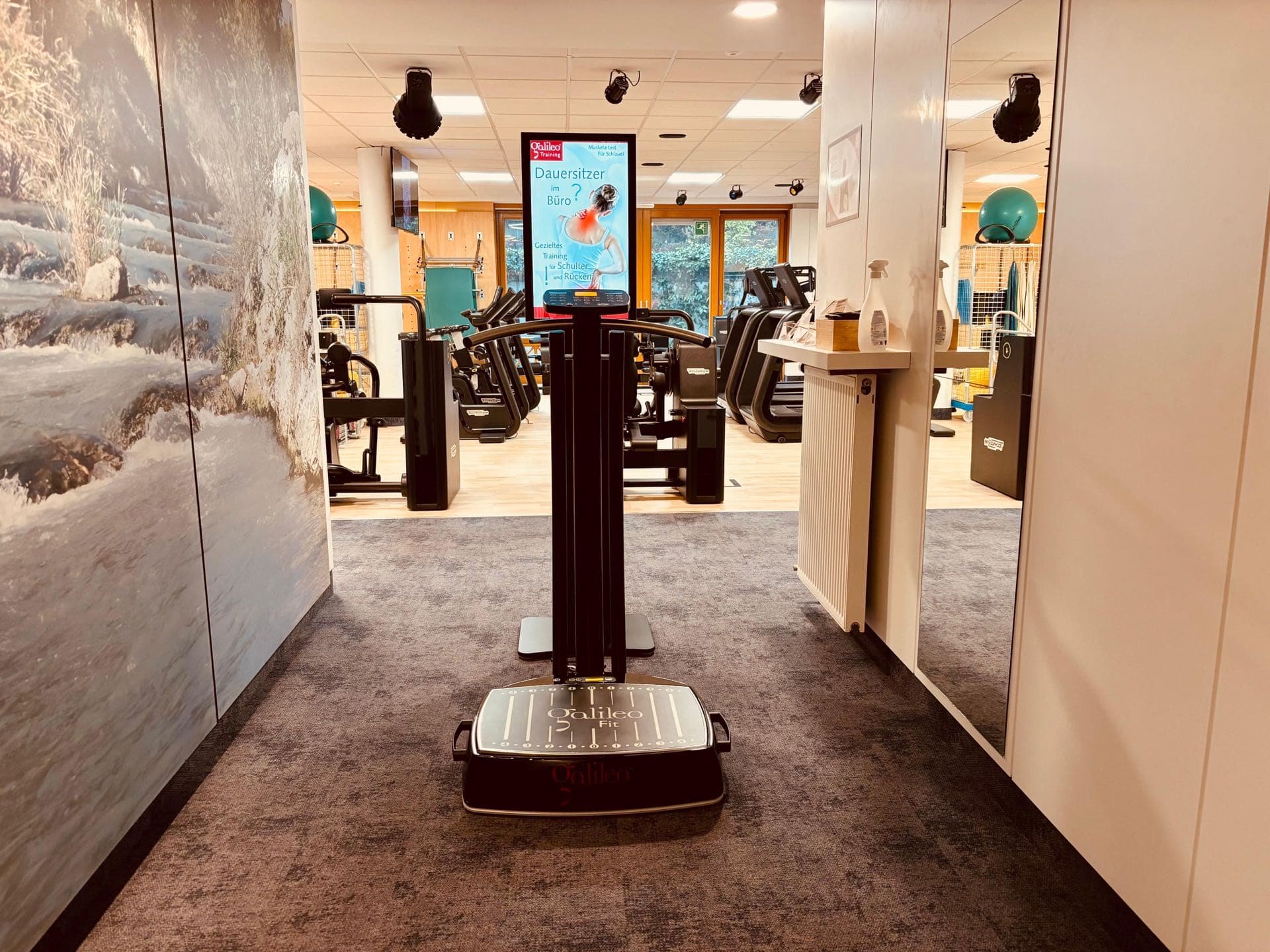 Galileo Vibrationstrainingsgerät im Eingangsbereich von fit & gesund Garrel