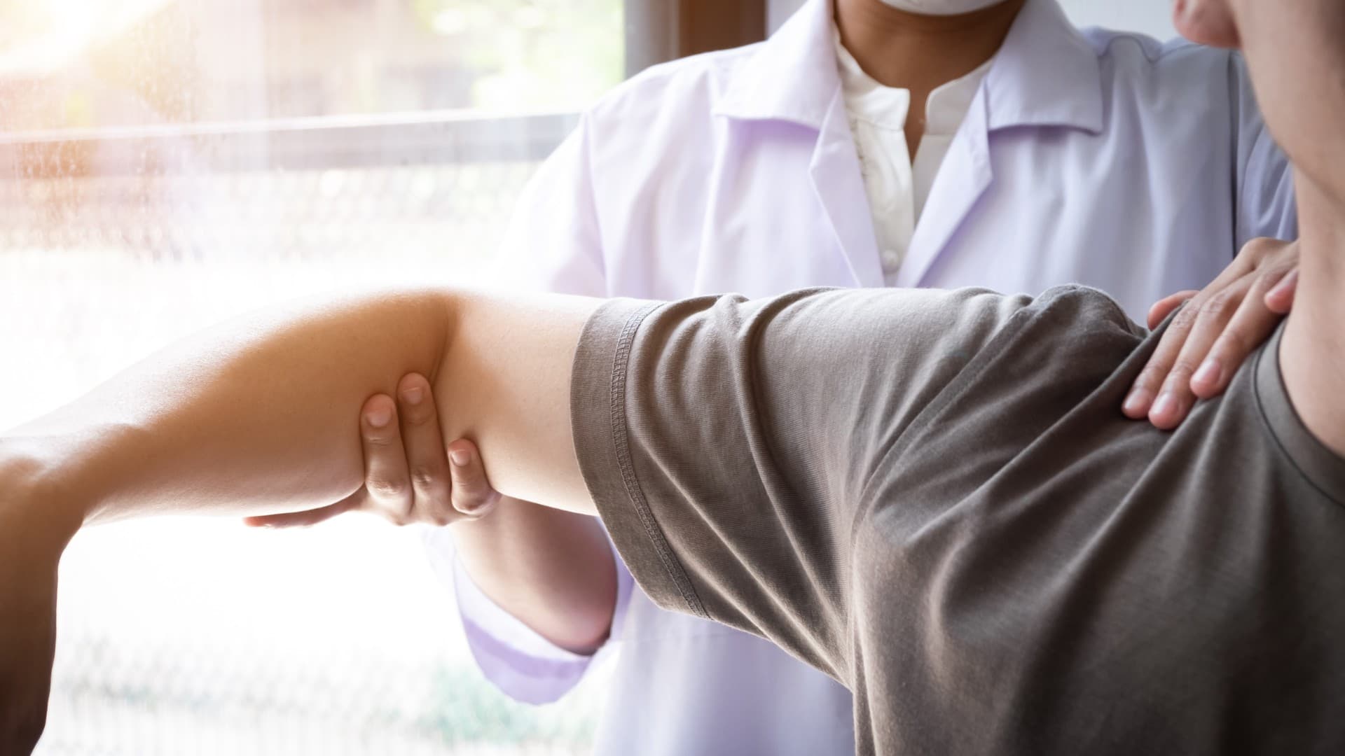 Frozen Shoulder: Was die Gelenkkapsel mit der Schultersteife zu tun hat